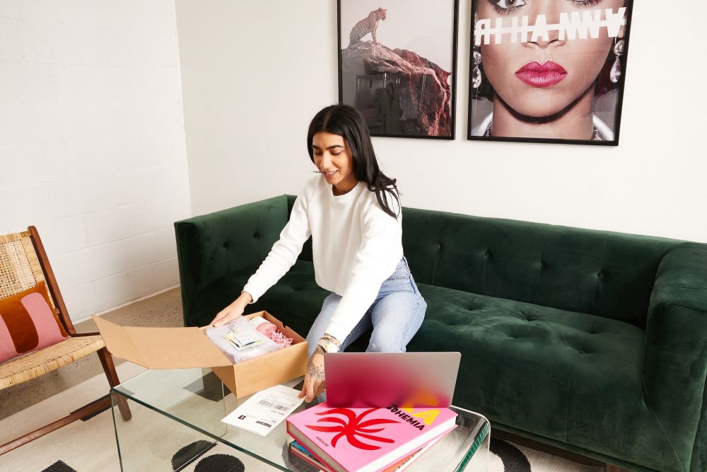 Personne recevant ses commandes à domicile