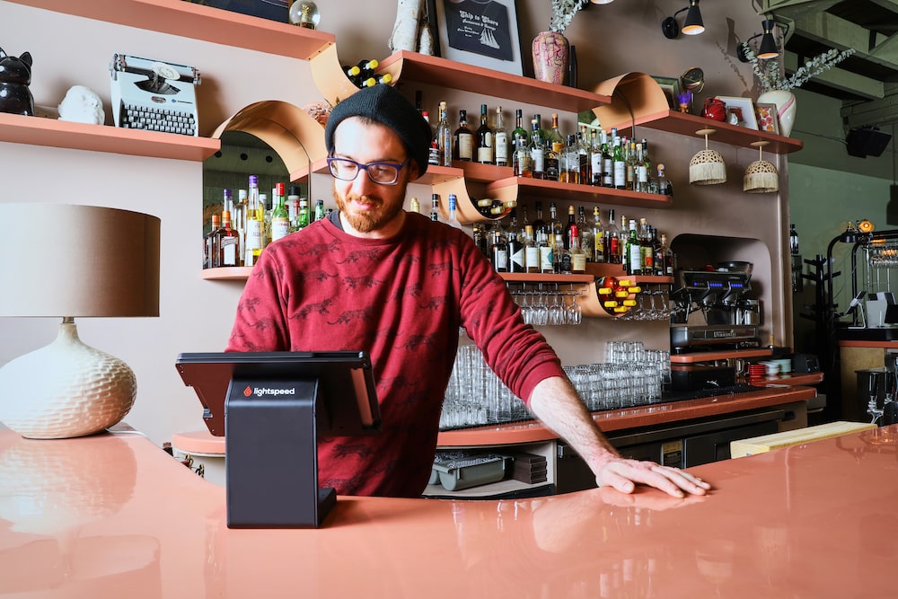bartender using Lightspeed Restaurant POS 