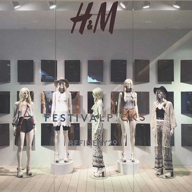 H&M EMQUARTIER  Fashion displays, Window display design, Shop window design