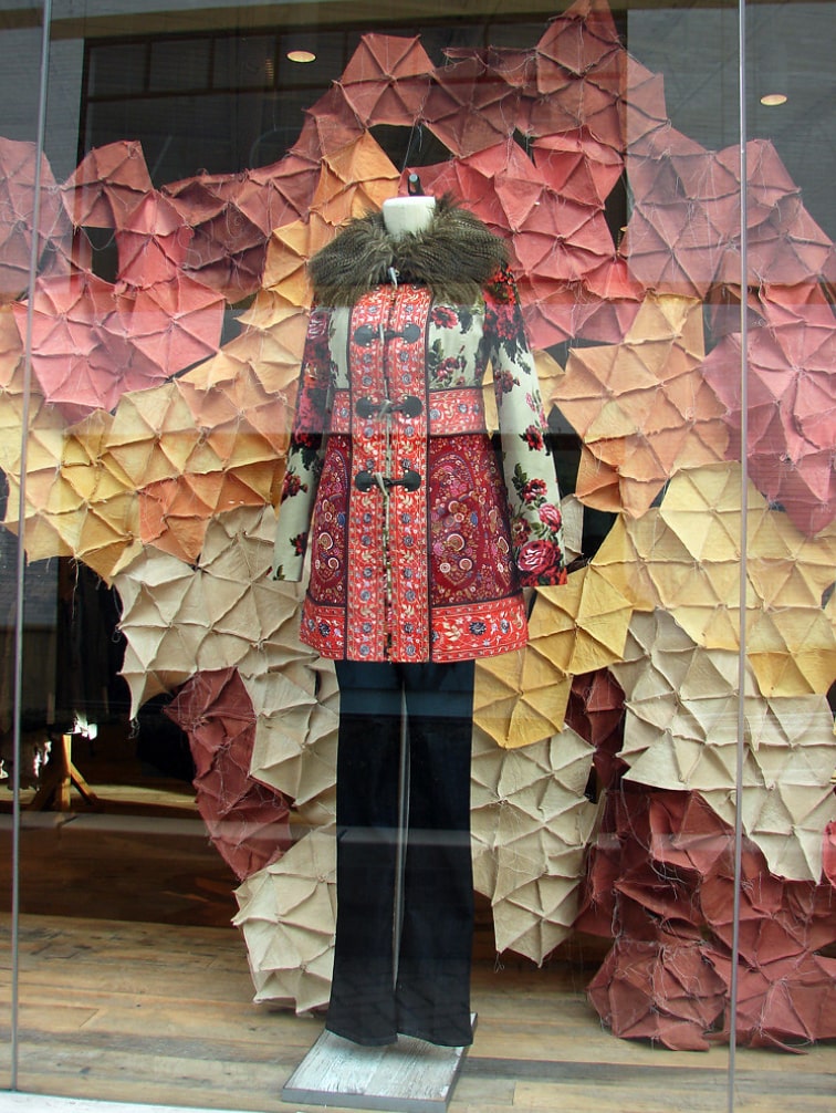 Fascinating Holiday Window Displays with Creative Retail Display Ideas