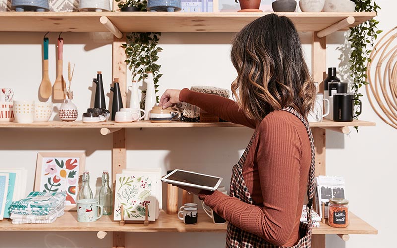 retail Store Associate Inventarisierung mit einem Tablet