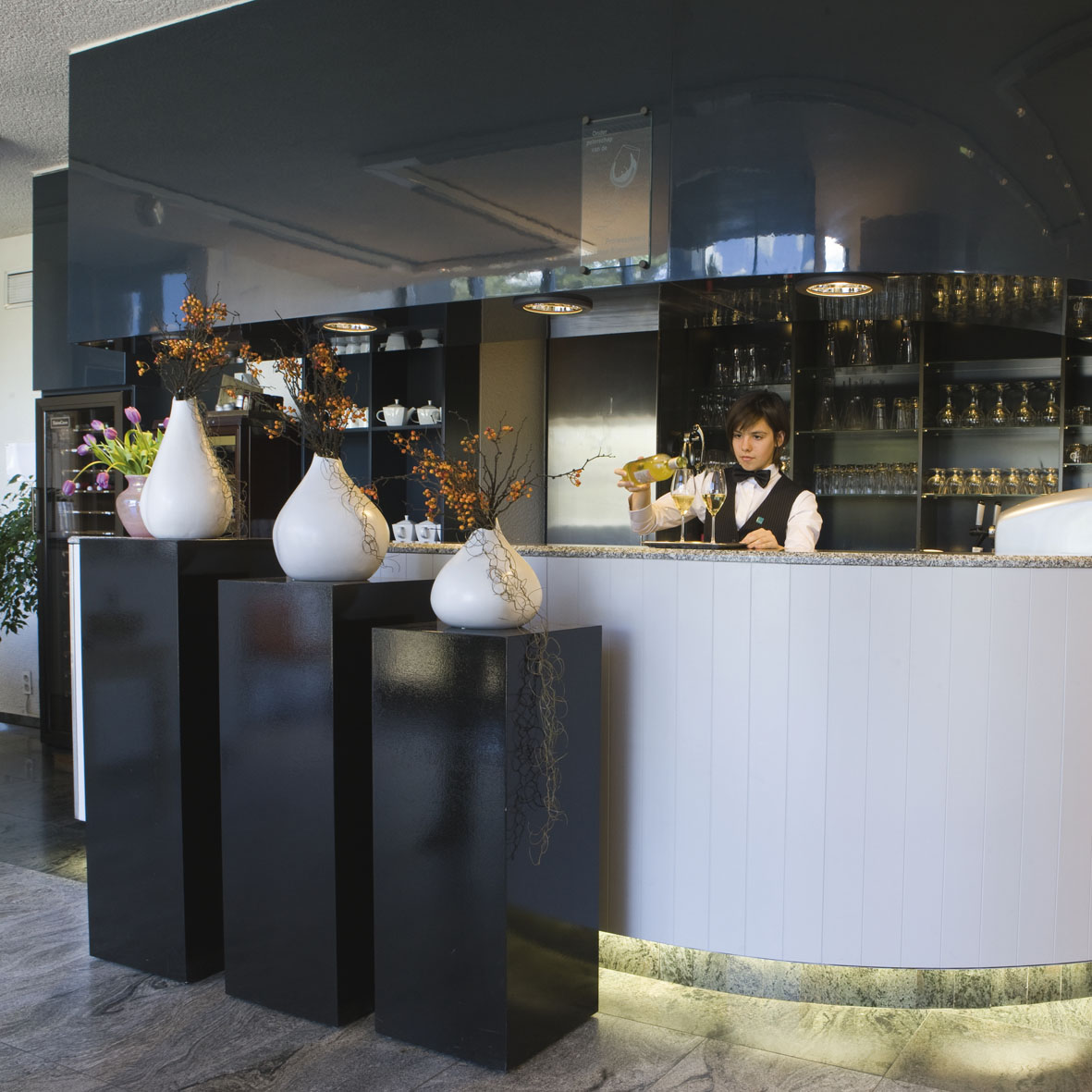 Receptie met meisje achter de toog