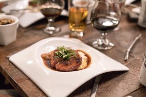 Hübscher teller auf dem Tisch mit Gericht