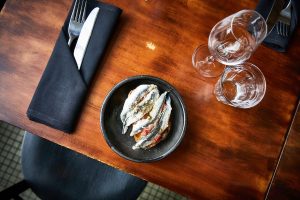 Tisch mit Besteck und teller