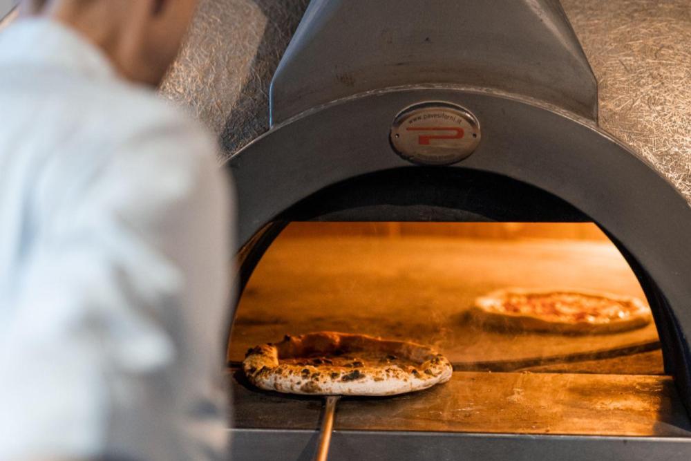 Pizza in de HOUT oven