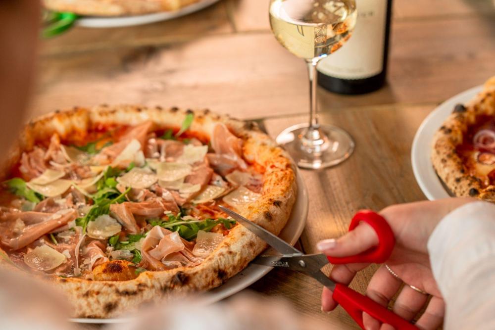 HOUT Pizza met schaar gesneden