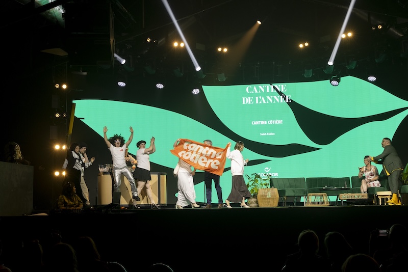 L'équipe de la Cantine Côtière monte sur scène pour récupérer son prix au gala des Lauriers