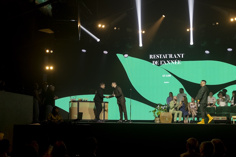 JD Saint-Martin félicite Stéphane Modat le gagnant du Laurier du restaurant de l'année
